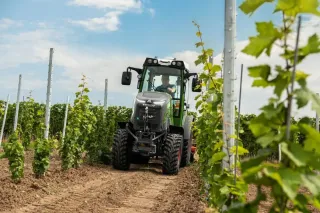 Elektrický traktor Fendt mezi řádky vinice