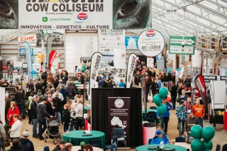 Návštěvníci veletrhu u expozice Cow Coliseum