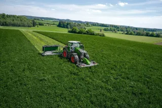 Traktor Fendt se žacím strojem na louce