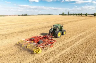 Pöttinger PLANO VT 6060 zapojený za traktorem John Deere