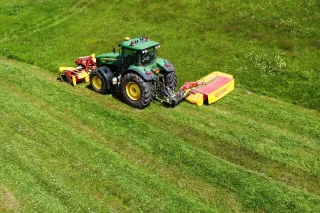 traktor s žací kombinací ROZMITAL sečící trávu