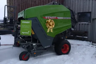 Zelený lis Fendt vystavený na akci Agromex