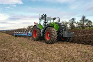 Traktor Fendt s pluhem na poli