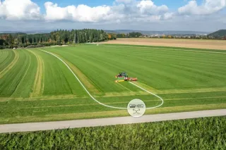 Letecký pohled na žací kombinaci při sečení zeleného pole a ukládání posečené píce do řádků.