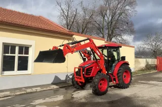 Traktor TYM s agregovaným čelním nakladačem a lopatou.