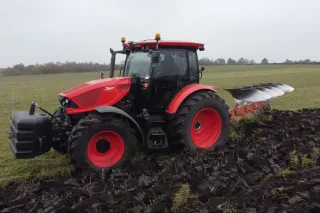 Prototyp Zetor Řady 6 při testu - orbě.