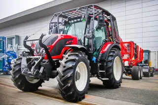 Traktor Valtra s ochrannou konstrukcí kabiny pro práci v lese.