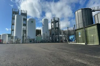 demonstrátor technologie od SUBLIME Energie na zkapalňování bioplynu s názvem „Charlie“ ve francouzském Plélo (Bretagne)