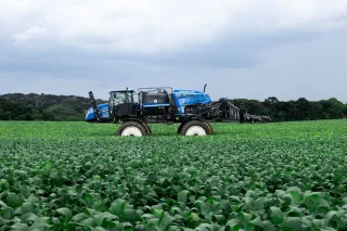 Samojízdných postřikovač New Holland Defensor na poli