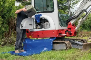 Ohebný trychtýř a ohebná vana pro zachytávání kapalin při servisu rýpadla