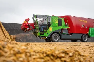 Nový Strautmann Primus 620 v silážní jámě.