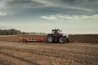 Traktor STEYR Cervus CVT s pluhem při orbě