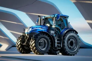 Modrý traktor New Holland T7 na výstavě