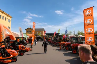 Návštěvníci mezi traktory a další technikou na Dnech AGRICO