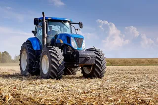 Modrý traktor na brazilském poli