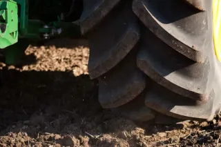 Zemědělská pneumatika Bridgestone na traktoru