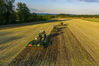 Traktory Fendt při práci na poli během Roadshow