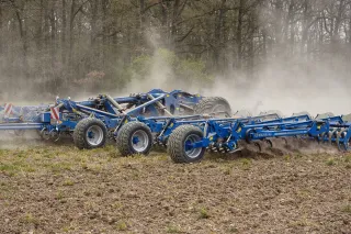 Allrounder Profiline 900 od Köckerling při práci.