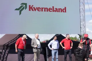 Návštěvníci u stánku Kverneland na polní akci