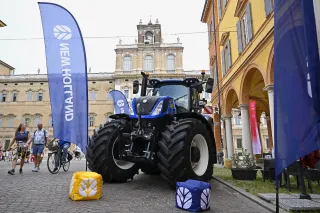 Modrý traktor New Holland vystavený na Motor Valley Festu