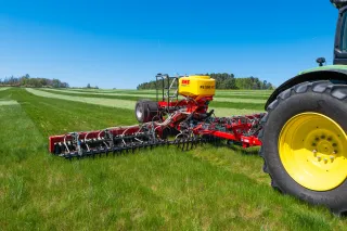 Secí stroj SMS Agro na travnatém poli
