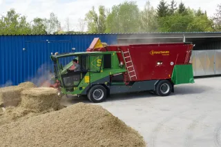 Samojízdný krmný vůz Strautmann Primus při nakládání krmiva