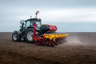 Traktor se secím strojem Väderstad Tempo na poli