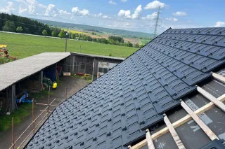 Hospodářské budovy se střechami v zemědělském areálu