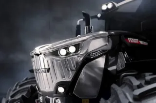 Detail přední části tmavého traktoru Fendt