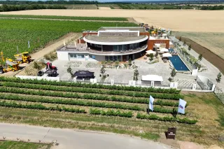 Vinařství obklopené vinicemi a zemědělskou technikou