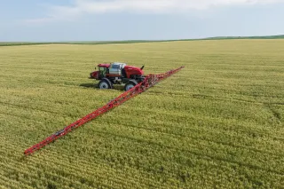 Červený postřikovač Case IH na poli