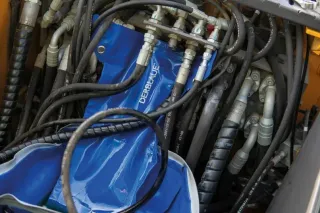 Detail modrého zařízení DERBLAUE s hadicemi