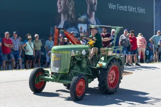 Historický traktor Fendt před návštěvníky akce