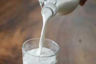 Mléko nalévané do sklenice