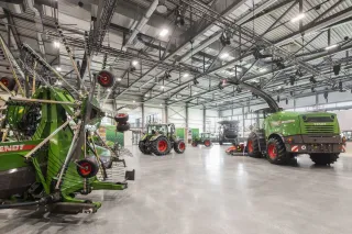 Zemědělské stroje vystavené v hale Fendt Forum