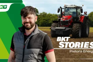 Muž před traktorem na propagační fotografii BKT