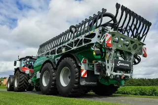 Traktor s cisternou Samson a ramenem na poli