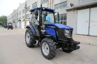 Modré traktory LOVOL před tovární budovou