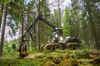 Lesní stroj Ponsse s hydraulickým ramenem v lese