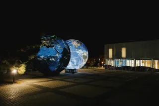 Svítící modely Země při vědeckém festivalu