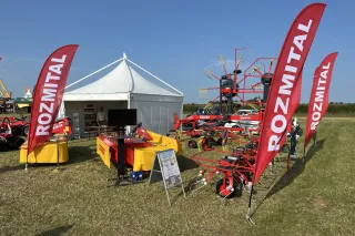 Stánek ROZMITAL se žací technikou na výstavě