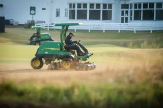 Travní stroje John Deere při práci na golfovém hřišti