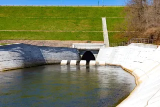 Vodní dílo s hrází a travnatým svahem