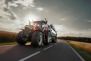 Červený traktor Case IH Optum na poli