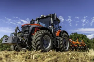 Traktor Massey Ferguson na poli