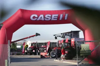 Červená vstupní brána CASE IH, vystavené traktory a návštěvníci na akci Red Deals 2026.