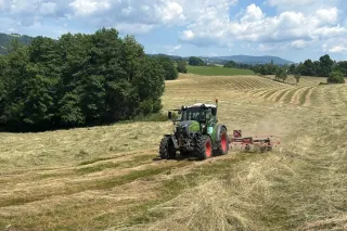 Traktor Fendt při práci na louce