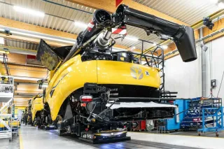 Sklízecí mlátička New Holland ve výrobní hale