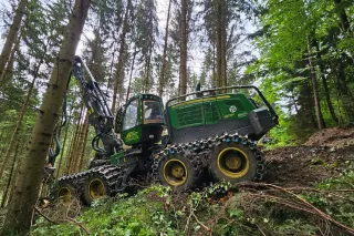 Lesnický stroj mezi stromy