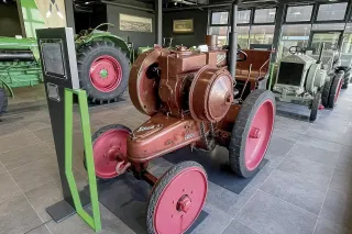 Deutz MTH 222 s jednoválcovým polodieselovým motorem vystavený v muzeu Deutz-Fahr.
